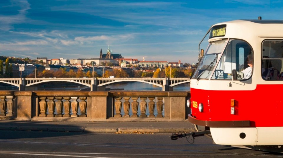 Tramvaj s pozadím Pražského hradu